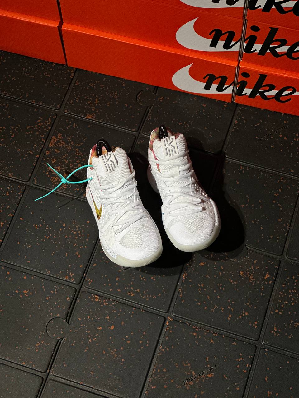 NIKE KYRIE 3 EYBL