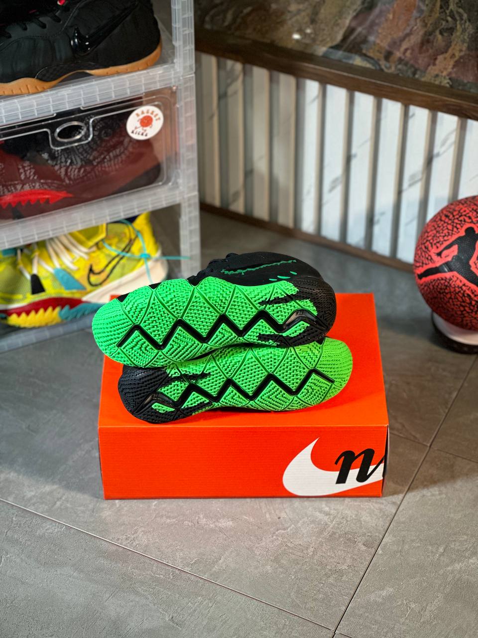 NIKE KYRIE lV HALLOWEEN