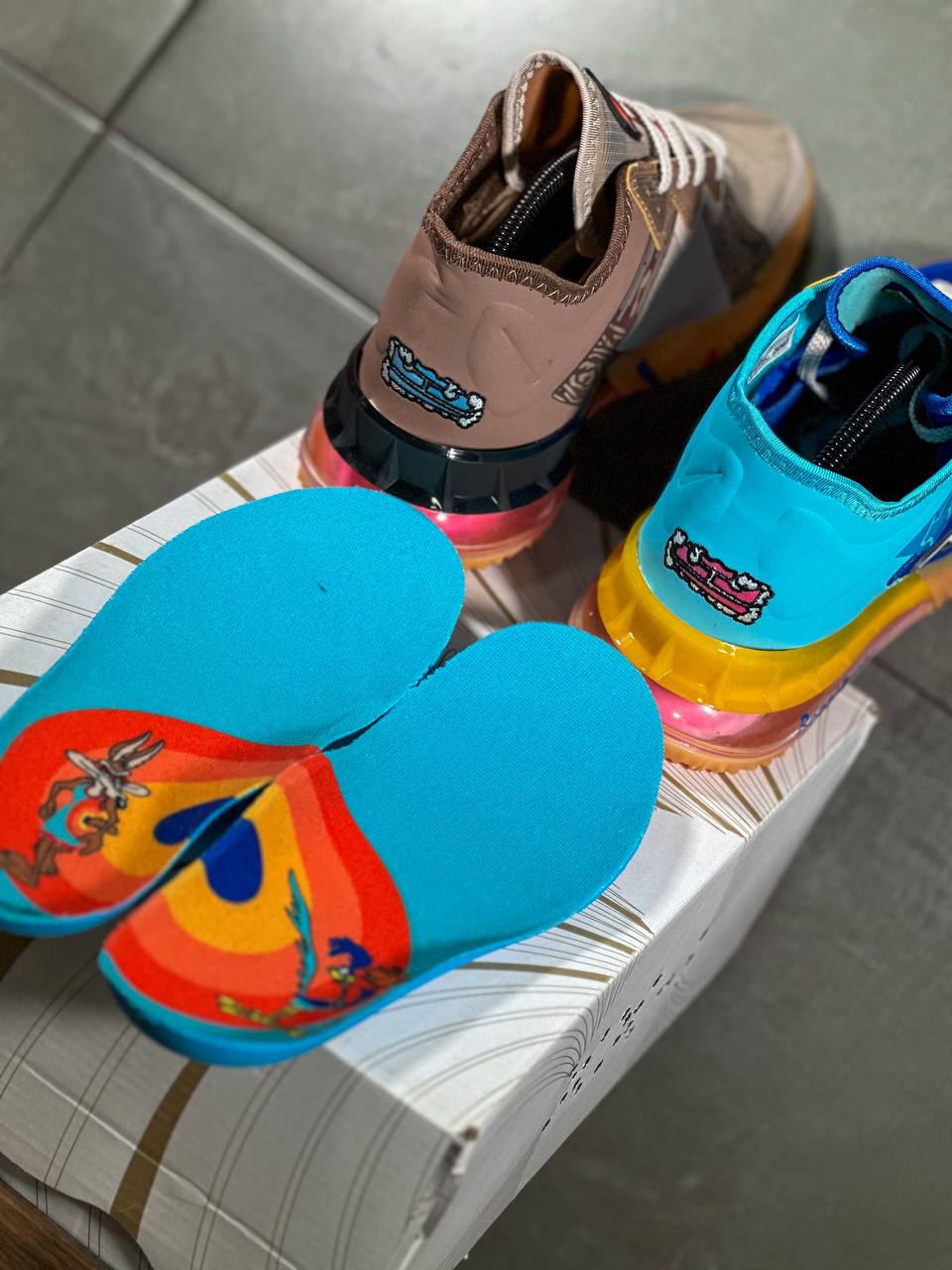 NIKE LEBRON 18 SPACE JAM CORRE CAMINOS