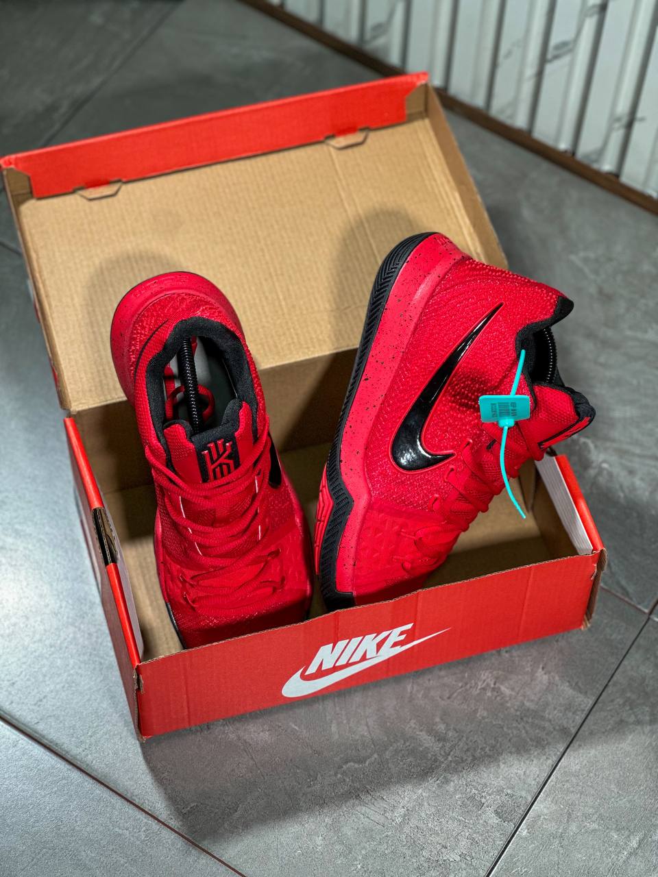 NIKE KYRIE 3 APPLE CANDY