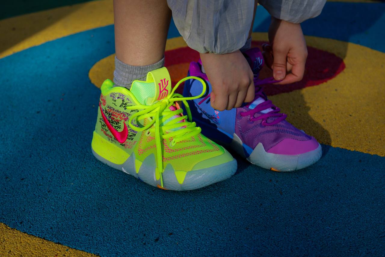 NIKE KYRIE 4 CONFETI
