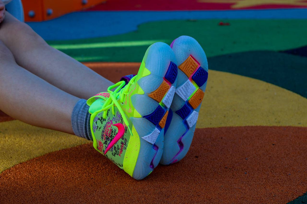 NIKE KYRIE 4 CONFETI