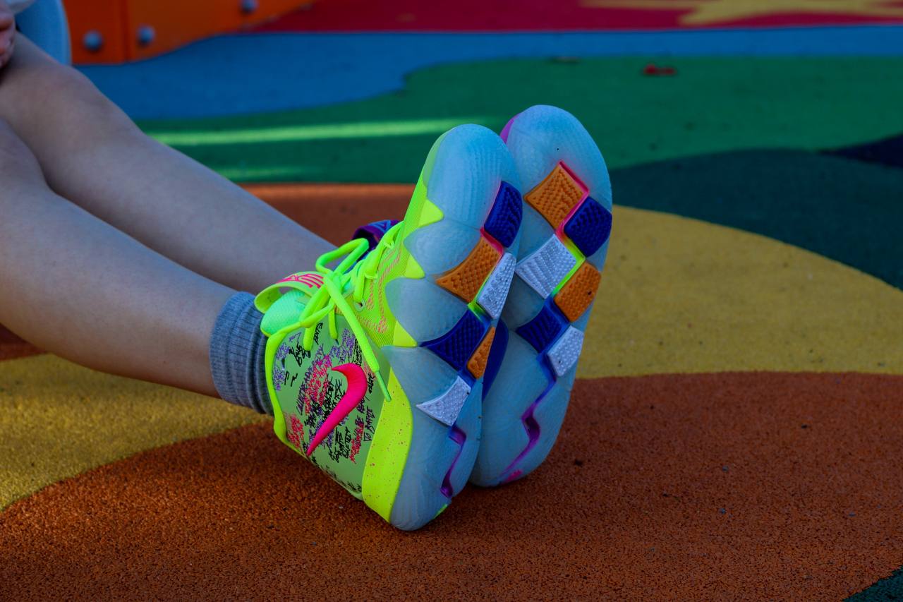NIKE KYRIE 4 CONFETI