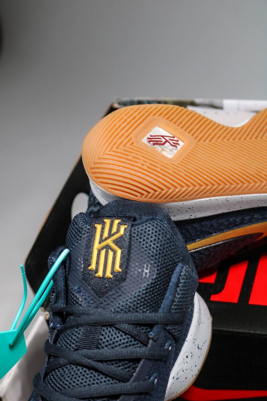 NIKE KYRIE 3