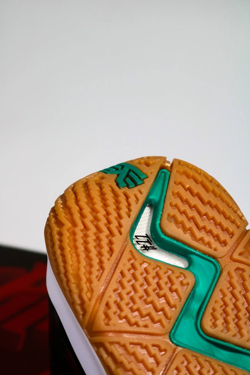 NIKE KYRIE 4