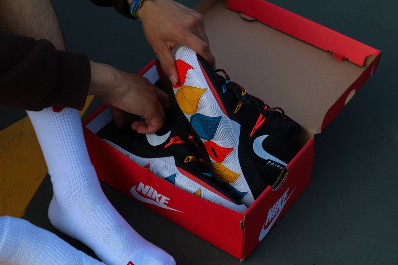 NIKE KYRIE 5 FRIENDS