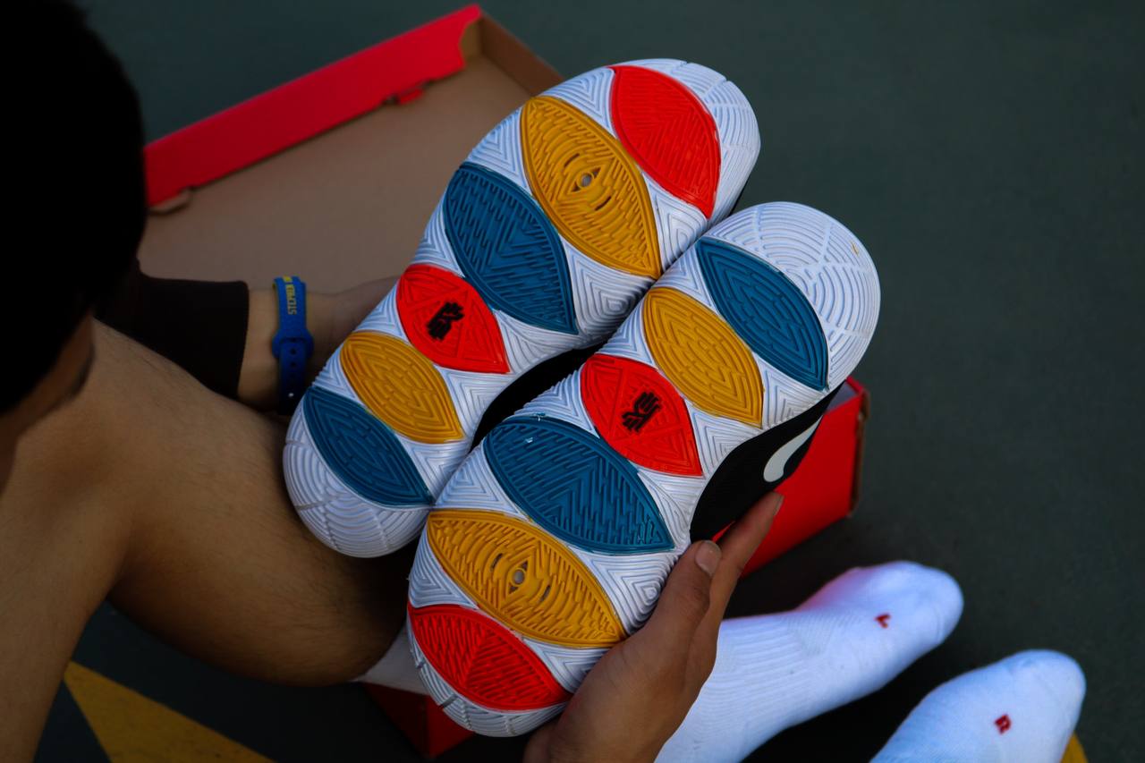 NIKE KYRIE 5 FRIENDS