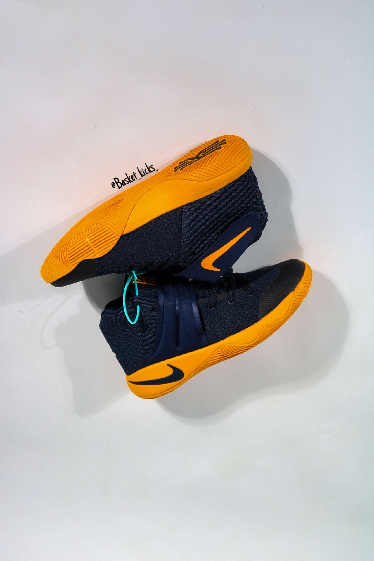 NIKE KYRIE ll CAVS