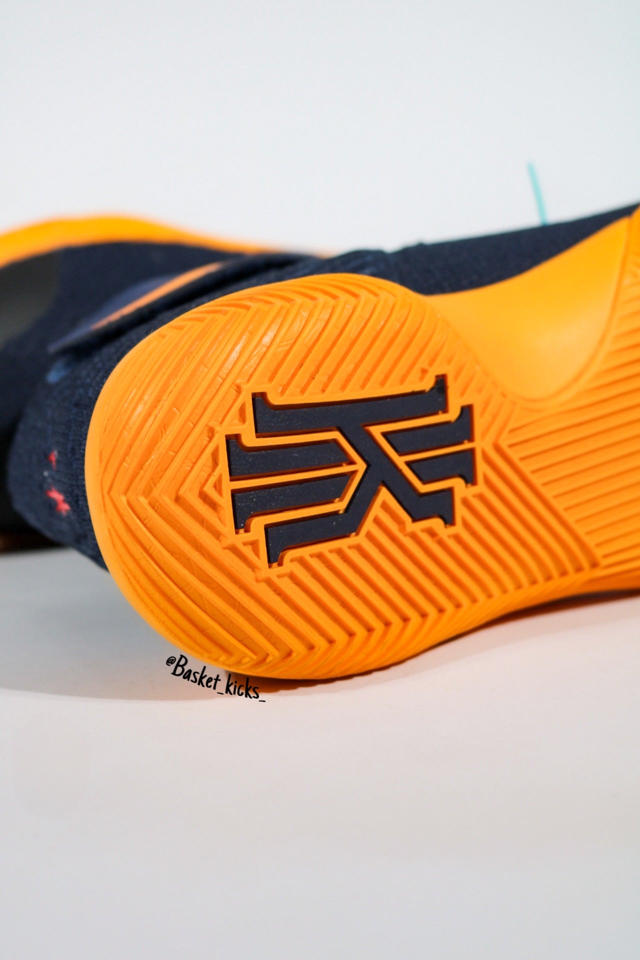 NIKE KYRIE ll CAVS
