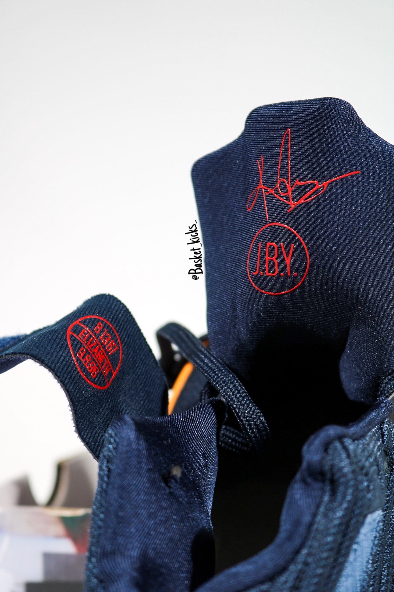 NIKE KYRIE ll CAVS