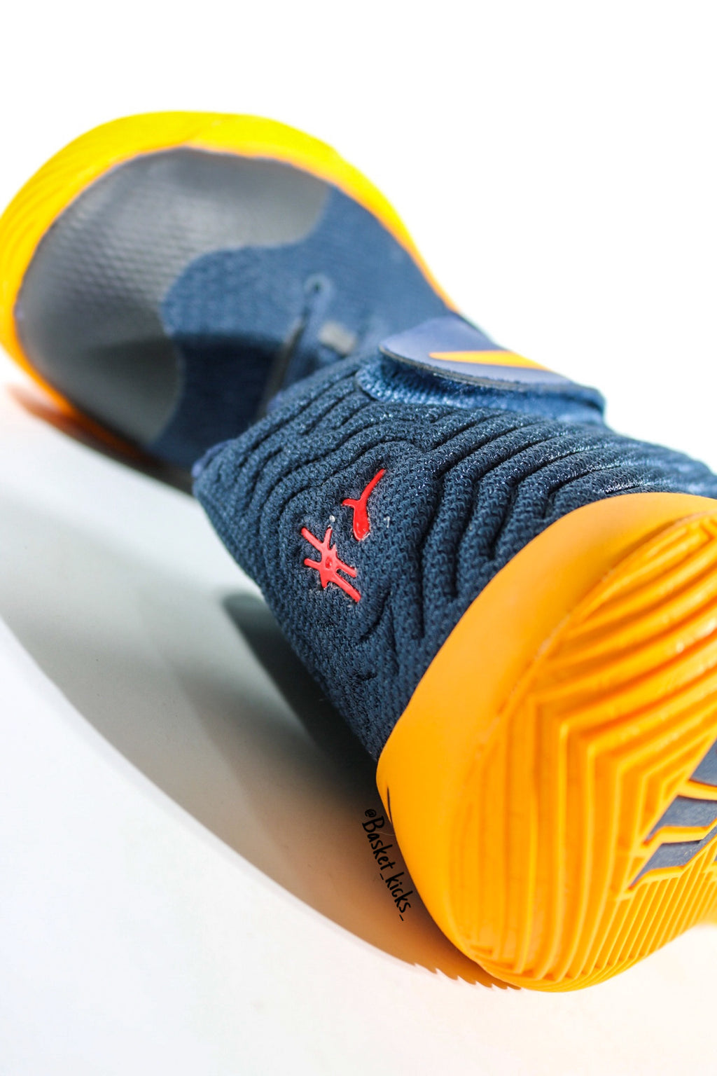 NIKE KYRIE ll CAVS