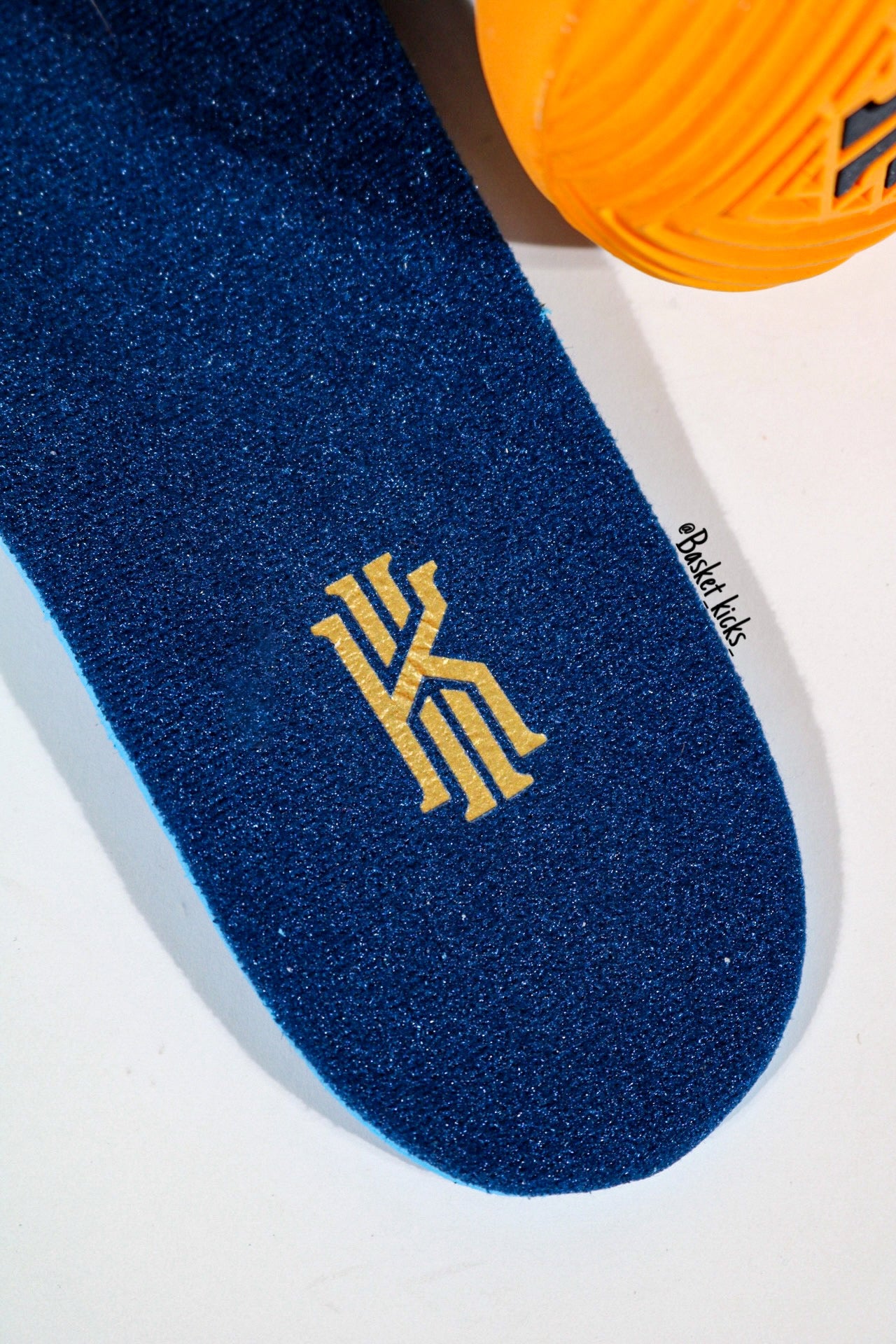 NIKE KYRIE ll CAVS